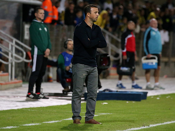 בן זקן. לא שוחח עם השחקנים (יוסי שקל)