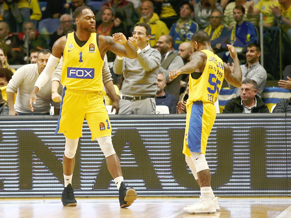 ריצה ברבע האחרון. תומאס וג'קסון חוגגים (אלן שיבר)