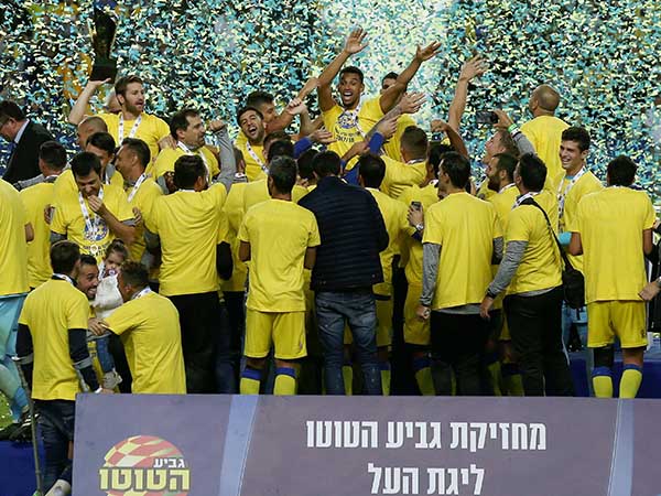 שחקני מכבי ת"א חוגגים. גם לאוהדים יש מניות בזכייה (אלן שיבר)