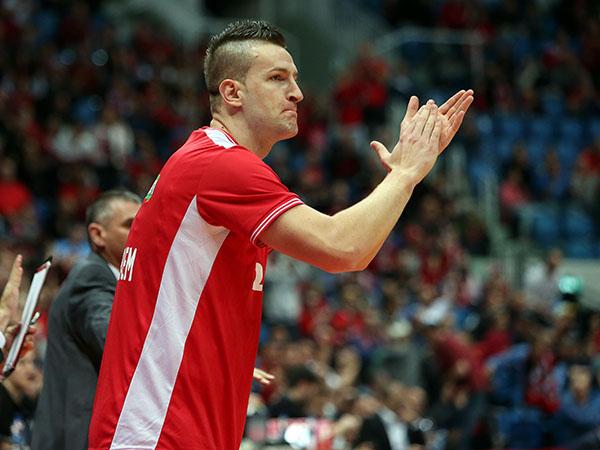 יתמוך מהצד. אומיץ' (מנהלת הליגה)