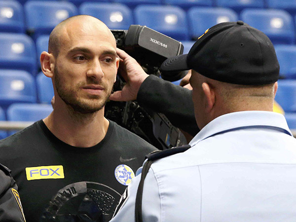 שוב ספג קללות. פנאן (אלן שיבר)