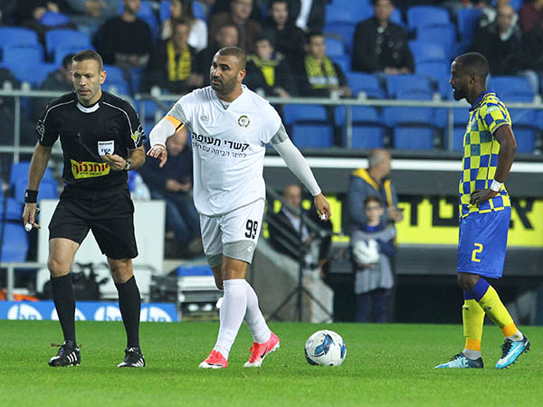 לוי. צהוב והוא מחוץ לגביע