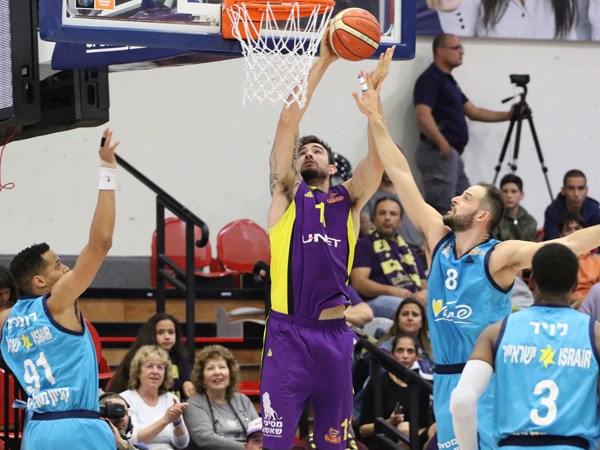 אלכסנדר חגג בצבע. מחצית נטולת הגנות בדרום (מנהלת)