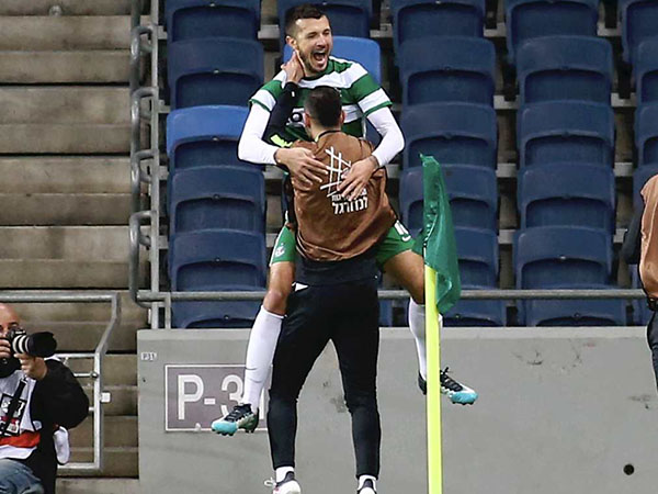 החלוץ האוסטרלי חגג שער שביעי העונה בליגה (צילום: אלן שיבר)