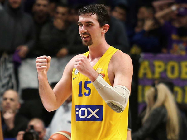 לקח אחריות. ג'ייק כהן (אלן שיבר)