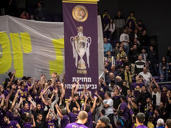 הצגה של אוהדי חולון ביציע (מנהלת הליגה)