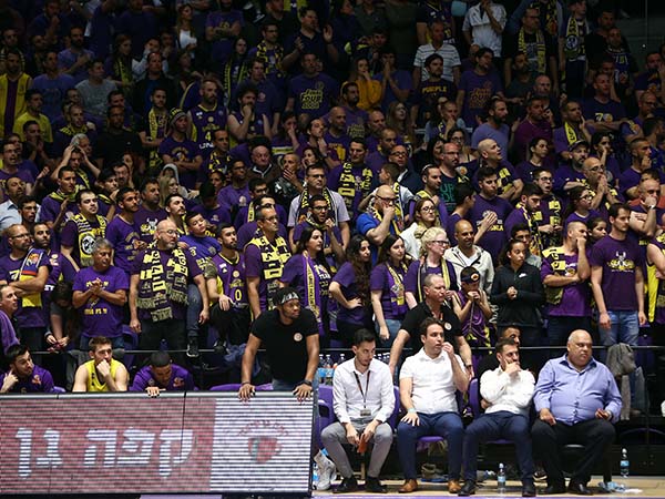 אפס אירועים חריגים בנוגע לקהל שמאחורי ספסל האורחת (אלן שיבר)