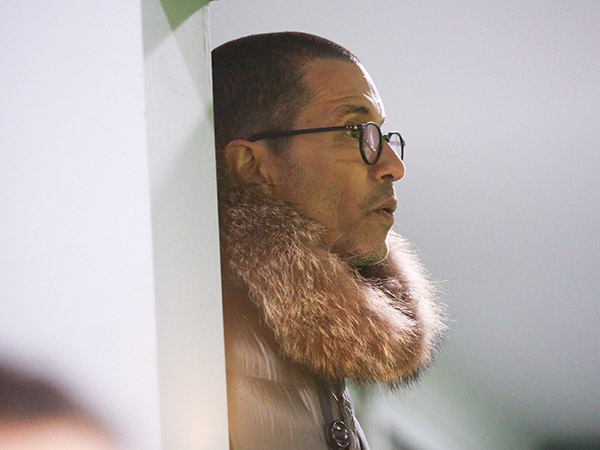 טביב מתייעץ עם הרבה אנשי מקצוע (דני מרון)