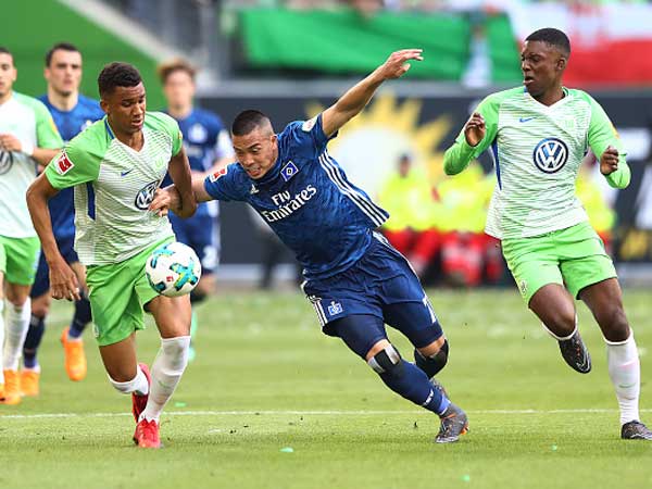 שחקני וולפסבורג לא מצליחים לעצור את המבורג. (getty)