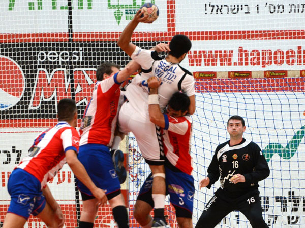 עוד  מאבק דרמטי בין היריבות המושבעות (גבי אלאלוף, הפועל ראשל"צ)