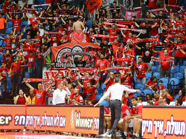 הקהל בארנה נהנה מתצוגת שלשות אדירה (צילום: מנהלת הליגה)