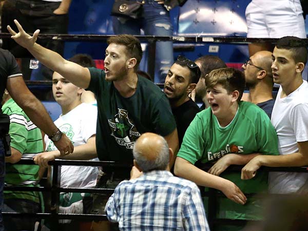 האוהדים של מכבי חיפה עצבניים (אלן שיבר)