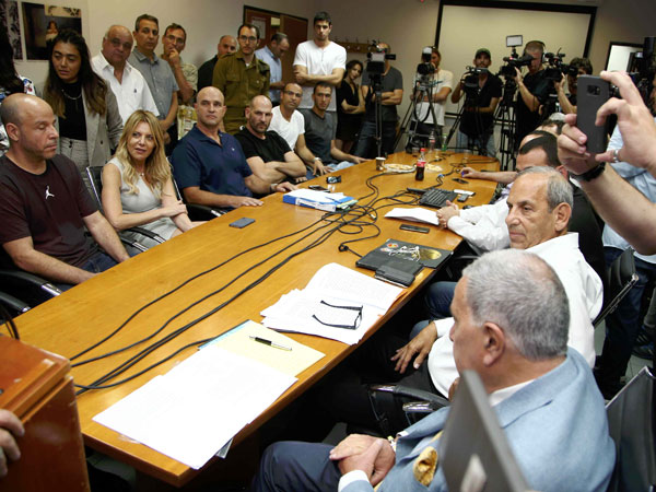 המנהלת תקיים ישיבה גורלית בבוקר (אלן שיבר)