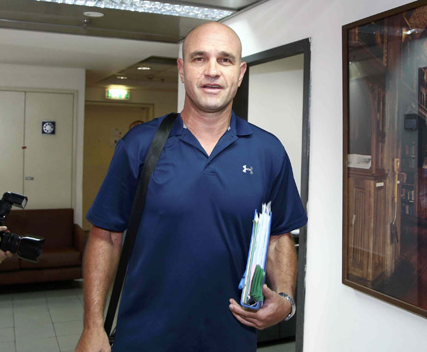 "מעדיף לא לדבר. מה שדפנה תגיד מקובל עליי" (אלן שיבר)