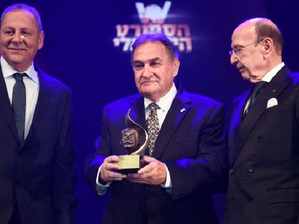 זייף מקבל את פרס מפעל החיים מהוועד האוליצפי לצד אלכס גלעדי ויגאל כרמי