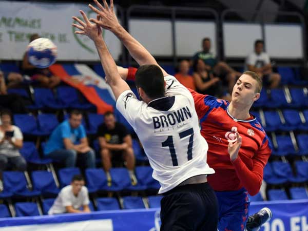 ההגנה הישראלית התקשתה מול העוצמה הסרבית (Slavko Kolar, EHF)