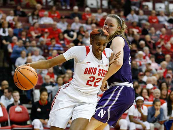 אלכסה הארט עם הכדור (getty)