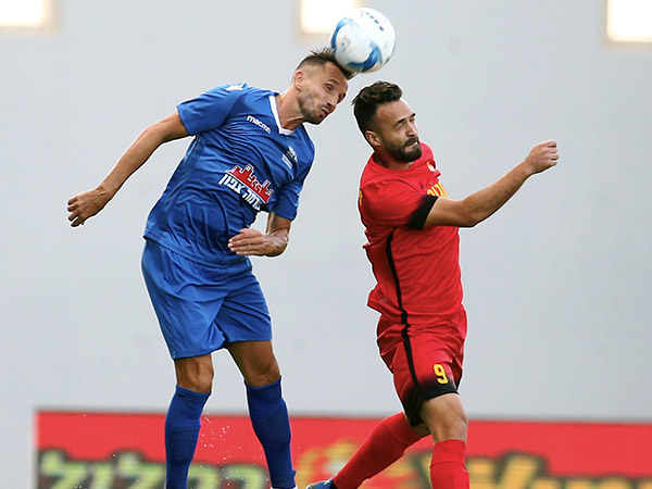 גם מעמדו לא ברור. מאוריסיו (אלן שיבר)