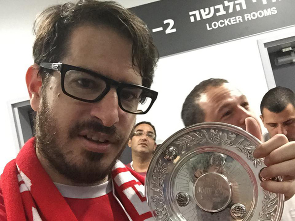 חוגג עם צלחת האליפות של ב"ש (פייסבוק)
