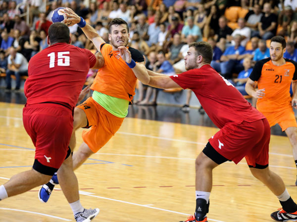 עומרי גדות מנס ציונה מול אשדוד בגביע ווינר (צילומים: הדר ואן קולא, איגוד הכדוריד)