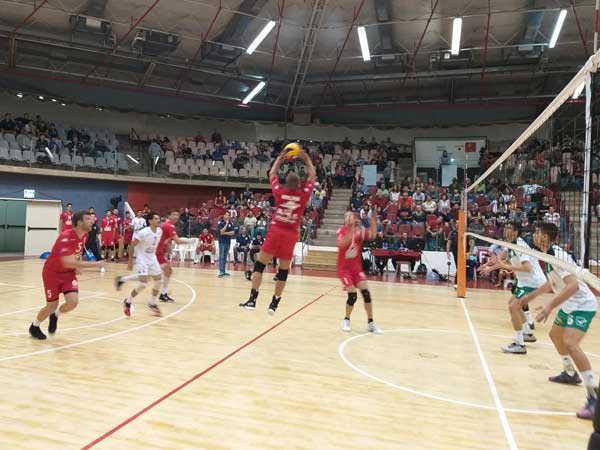 שתי הקבוצות איבדו לראשונה מערכה, אבל מטה אשר שמרה על מאזן מושלם (באדיבות איגוד הכדורעף)