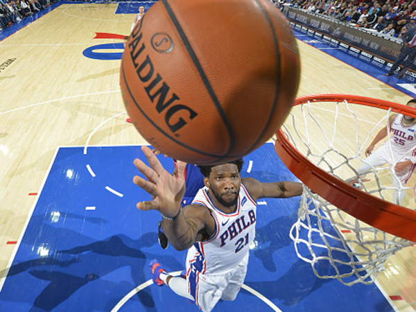 אמביד בדרך לעוד סל מול דטרויט (getty)