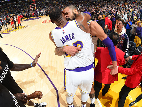 ג'יימס וצ'נדלר מחובקים בסיום (getty)