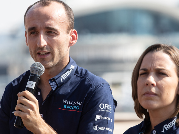 רוברט קוביצה בעת ההכרזה הדרמטית באבו-דאבי (צילום: Getty)