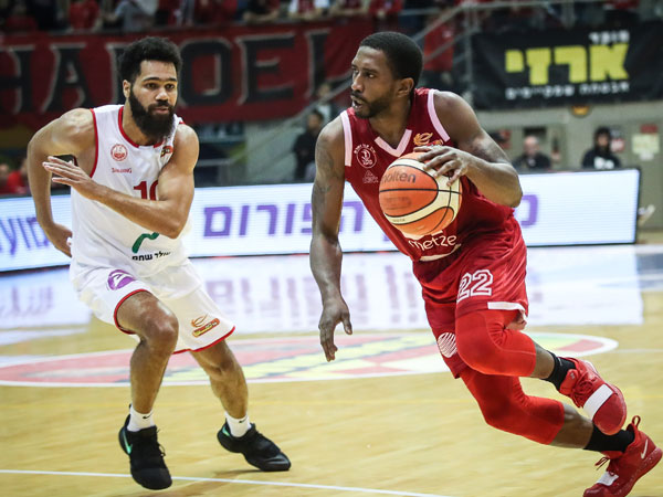 הופעה הירואית שלו. מקניל (מנהלת הליגה)