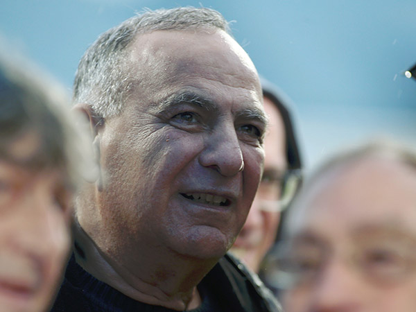 יקציב כסף לרכש בחלון. אלון