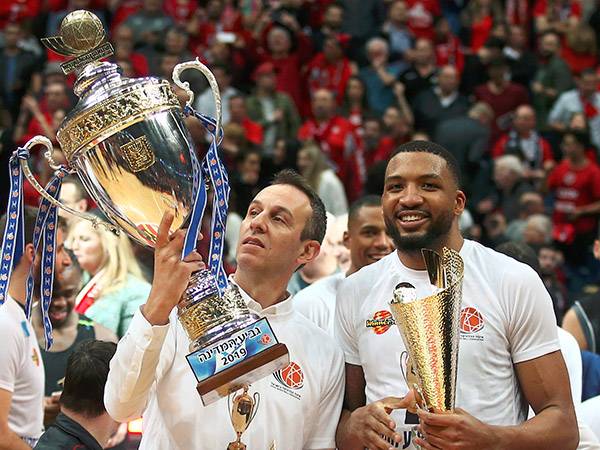 קטש חוגג גביע ראשון כמאמן (אלן שיבר)