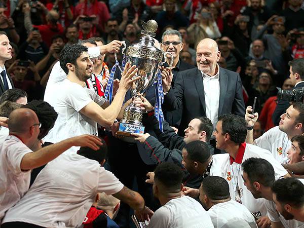 גביע חמישי לי-ם וראשון לקטש כמאמן (צילום: אלן שיבר)