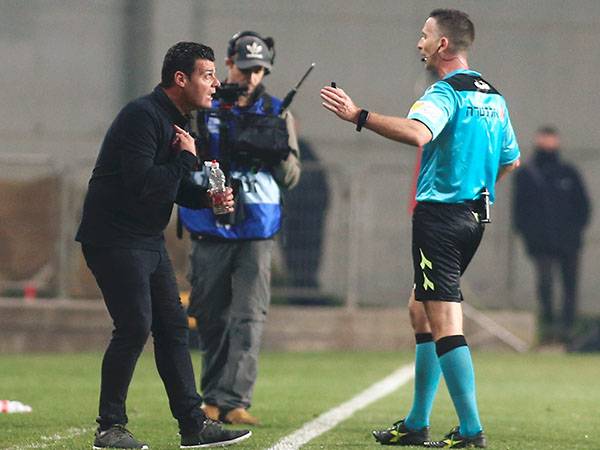 אביטן מוחה בפני אדלר. המאמן הורחק ונקנס (אלן שיבר)