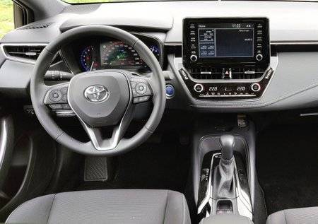 עיצוב הפנים משתדל להרשים. יותר מדי מפלסים והמון מתגים. המערכת הראשית בעברית מלאה, גם בלוח המחוונים