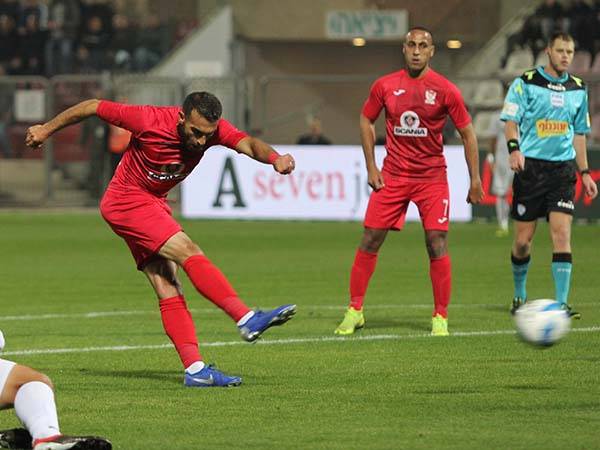 שביט מתלבט בהתקפה. כליבאת (צילום: סוכנות ג'יני)