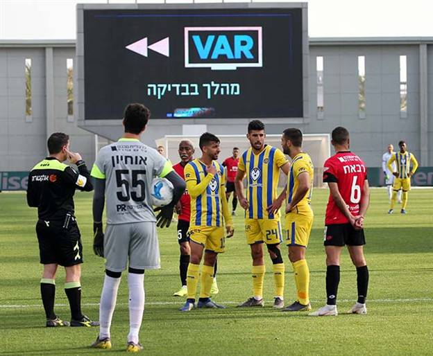 מול חדרה. נגיעת יד נבדקה במשך שש דקות (אלן שיבר)