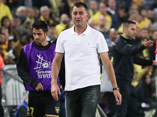 בוחבוט. פירגן לשחקניו על הניצחון המפתיע (דני מרון)