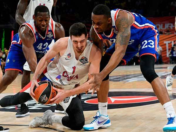 דה קולו נלחם על הכדור ועל עוד זכייה עם צסק"א (getty)