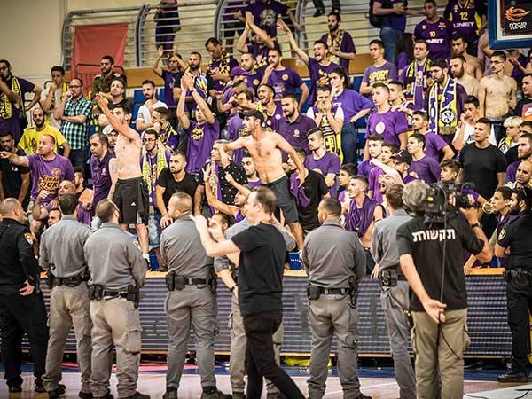 אוהדי חולון זעמו בסיום (עודד קרני)