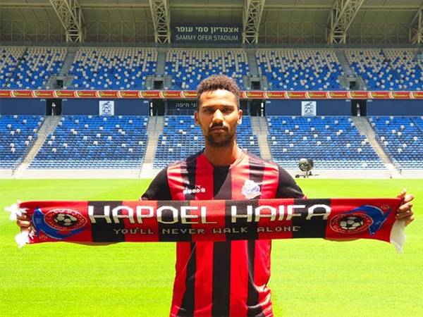 טאפוקו במדים החדשים (צילום: דוברות הפועל חיפה)