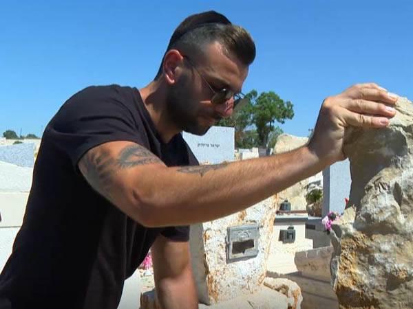 "אני רוצה לשמח אותו". אזולאי על קבר אביו (מתוך הכתבה)