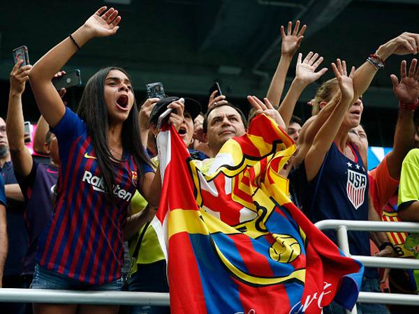 האוהדים שחיכו לבארסה בארה"ב (getty)