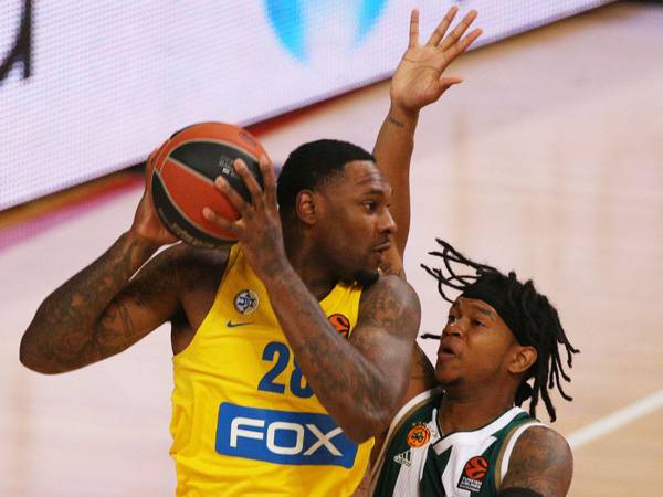 מבחן רציני ראשון לצהובים. טאריק בלאק (צילום: אתר רשמי מכבי תל אביב)