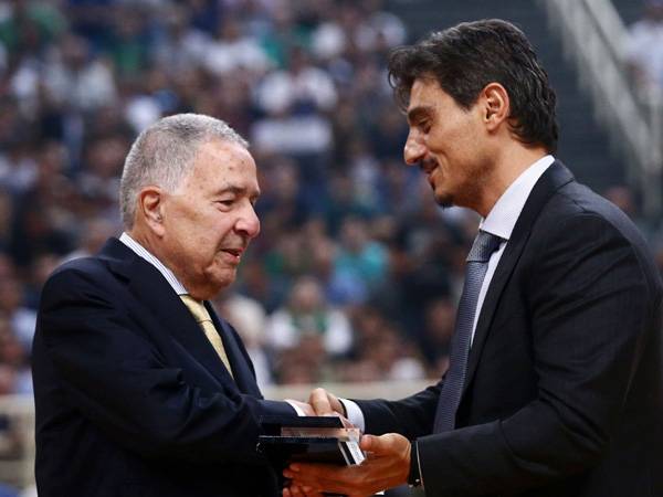 דימיטריוס ינאקופולוס מעניק שי לשמעון מזרחי (צילום: אתר רשמי מכבי תל אביב)