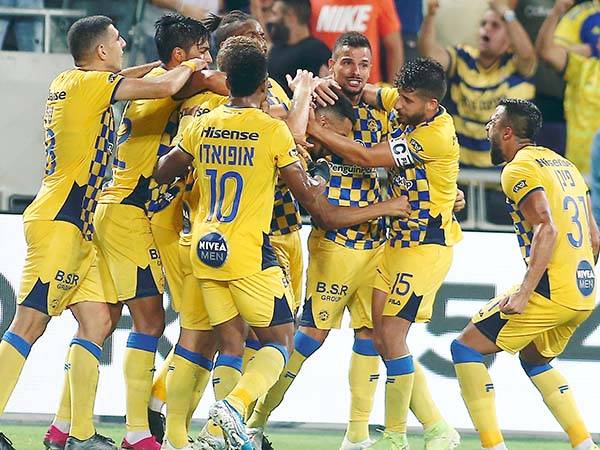 הסגל הרחב של האלופה צפוי לעבור דילול. שחקני מכבי תל אביב חוגגים (אלן שיבר)