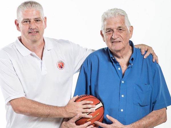 היו"ר, בני, עם בנו המאמן גיל (צילום: עודד קרני)