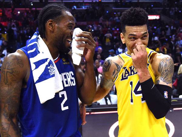 לברון מול קוואי. הדרבי הראשון הלך לקליפרס (צילום: Adam Pantozzi/NBAE via Getty Images)