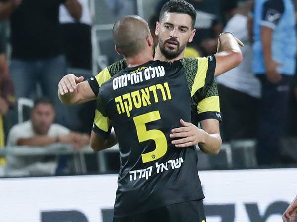 "מקווה להמשיך להחזיר לרוני גם קדימה". אזולאי חוגג את השער (צילום: דני מרון)