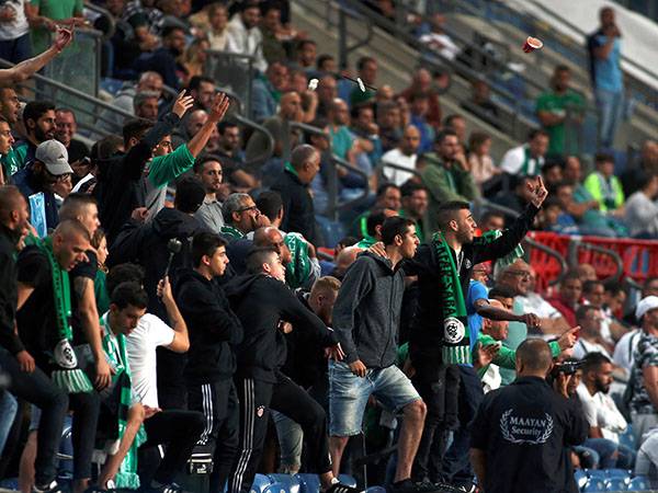 יצטרכו להיזהר בפעם הבאות. אוהדי כפר סבא במשחק נגד חיפה (אלן שיבר)