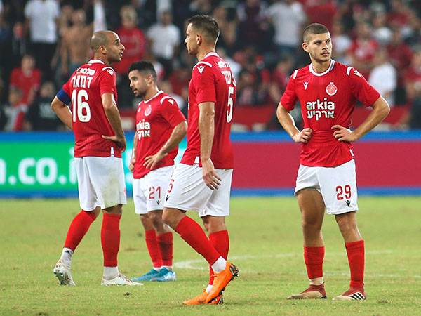 אין קסמים בכדורגל. שחקני הפועל תל אביב (אלן שיבר)